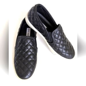 Steve Madden Ecentrq Black 8.5M Quilted Flats Cushioning Faux Leather EUC
